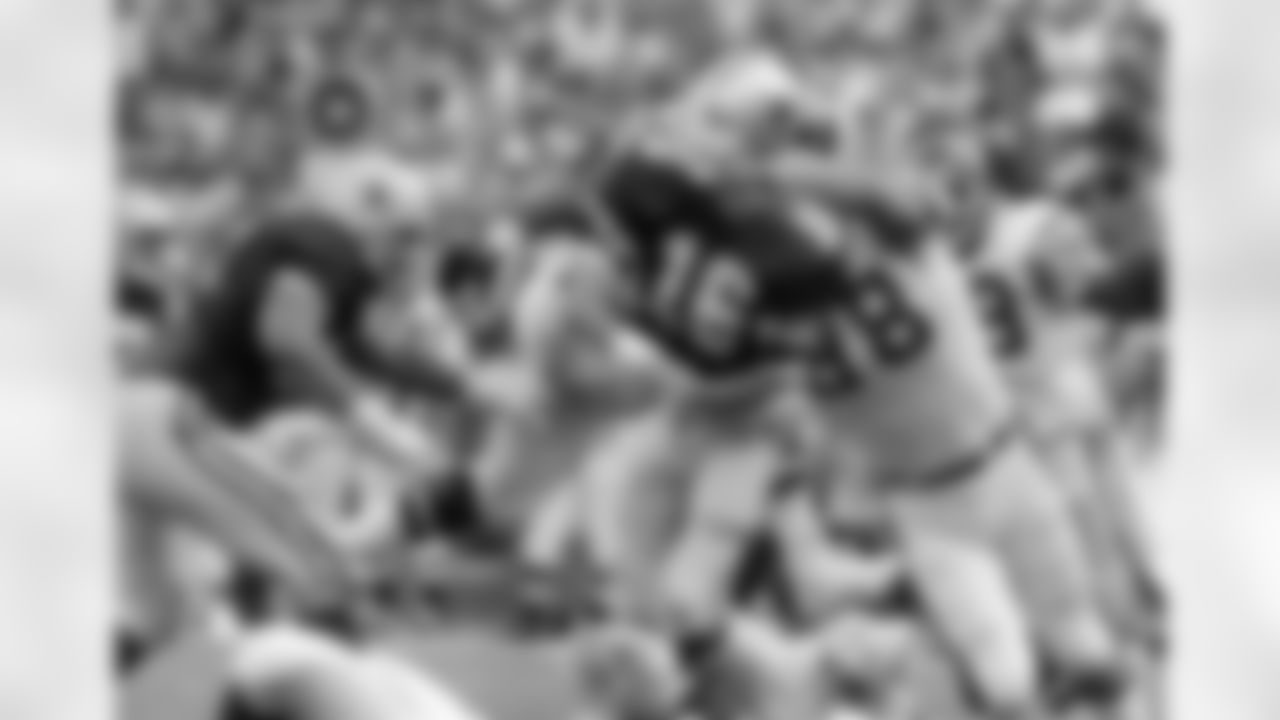 14) The Cowboys scored 14 points in the fourth quarter to complete a come-from-behind victory at the Chargers on Nov. 16, 1986. Who was leading the charge at quarterback that day?
With Danny White injured, it was Steve Pelluer behind center for the Cowboys. Early in the fourth quarter, he and the team found themselves trailing 21-10, and while a blocked punt led to a Herschel Walker touchdown, the Cowboys were still behind when they got the ball back again with 2:09 remaining. But that's when Pelluer really went to work. He completed passes of 11, 23 and 25 yards before stealing the 24-21 win by running the final 2 yards himself for the touchdown.