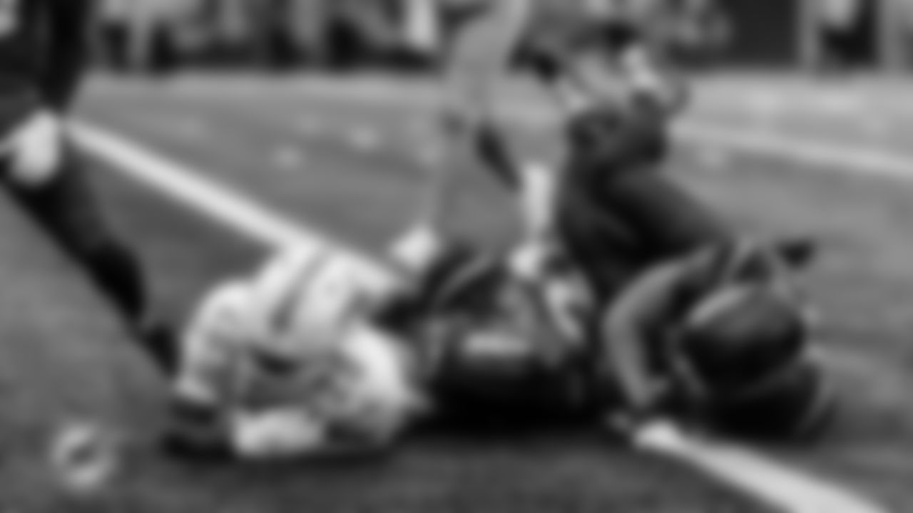 Miami Dolphins running back De'Von Achane (28) runs the ball into the end zone for a touchdown during an NFL football game against the New York Jets on Sunday, Dec. 7, 2025 in East Rutherford, NJ. (Tomas Diniz Santos/Miami Dolphins via AP)