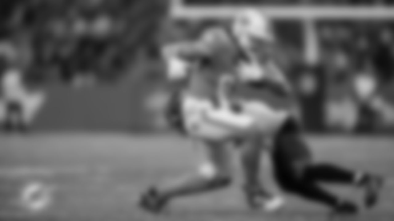 Miami Dolphins tight end Greg Dulcich (85) runs the ball during an NFL football game against the Washington Commanders on Sunday, Nov. 16, 2025 in Madrid. (Tomas Diniz Santos/Miami Dolphins via AP)