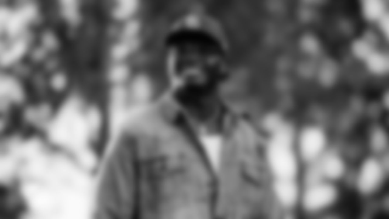Miami Dolphins linebacker Willie Gay Jr. (40) arrives before an NFL football game against the Baltimore Ravens on Thursday, Oct. 30, 2025 in Miami Gardens, FL. (Tomas Diniz Santos/Miami Dolphins via AP)