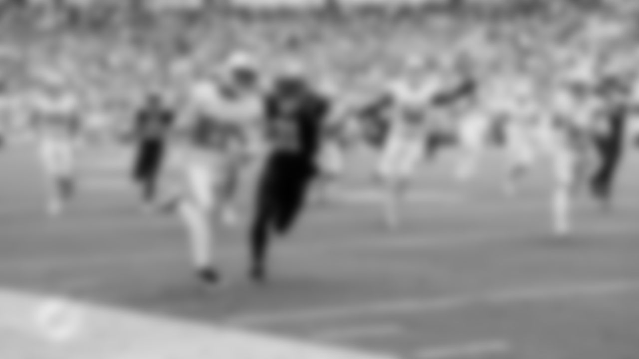 Miami Dolphins running back De'Von Achane (28) runs the ball into the end zone for a touchdown during an NFL football game against the New Orleans Saints on Sunday, Nov. 30, 2025 in Miami Gardens, FL. (Tomas Diniz Santos/Miami Dolphins via AP)