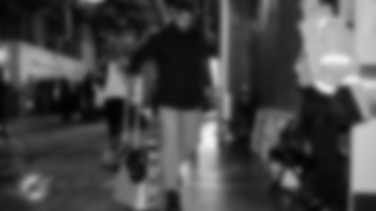 Miami Dolphins linebacker Jordyn Brooks (20) arrives before an NFL football game against the New York Jets on Sunday, Dec. 7, 2025 in East Rutherford, NJ. (Tomas Diniz Santos/Miami Dolphins via AP)