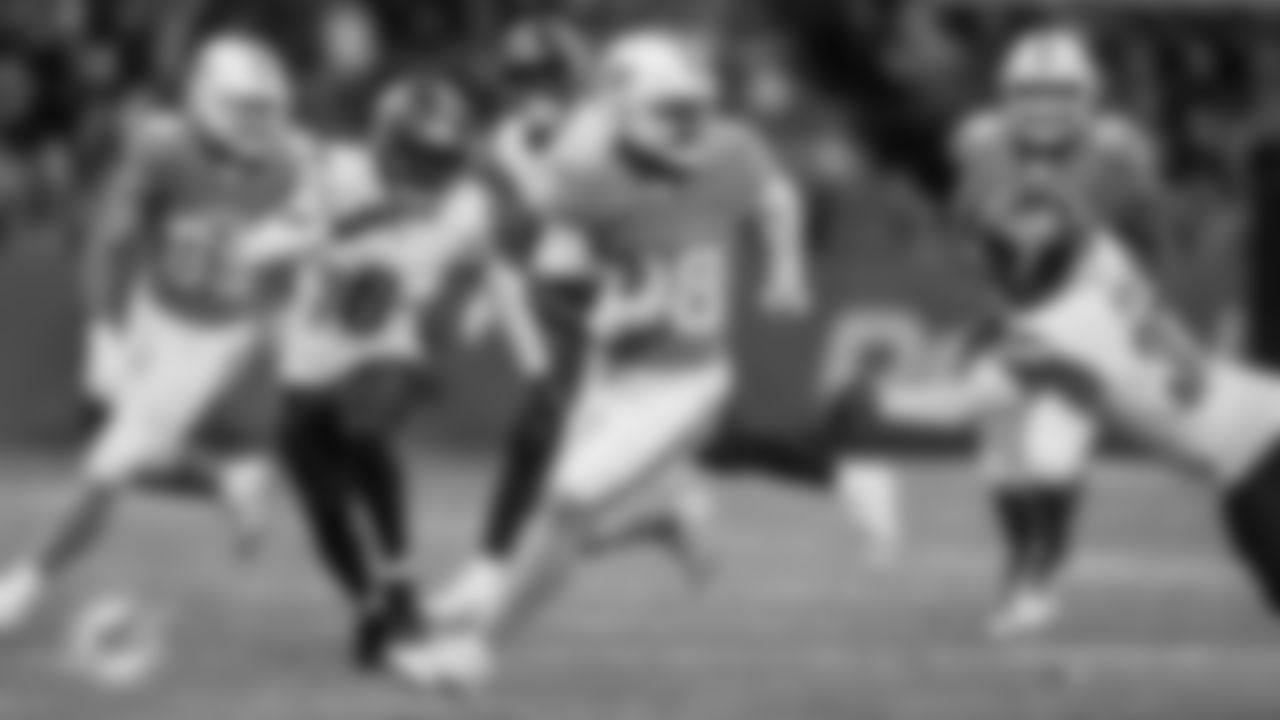 Miami Dolphins running back De'Von Achane (28) runs the ball during an NFL football game against the Washington Commanders on Sunday, Nov. 16, 2025 in Madrid. (Peter McMahon/Miami Dolphins via AP)