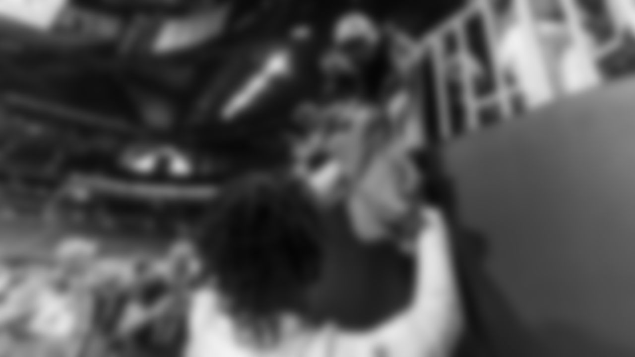 Miami Dolphins wide receiver Jaylen Waddle (17) signs autographs before an NFL football game against the Atlanta Falcons on Sunday, Oct. 26, 2025 in Atlanta, GA. (Tomas Diniz Santos/Miami Dolphins via AP)