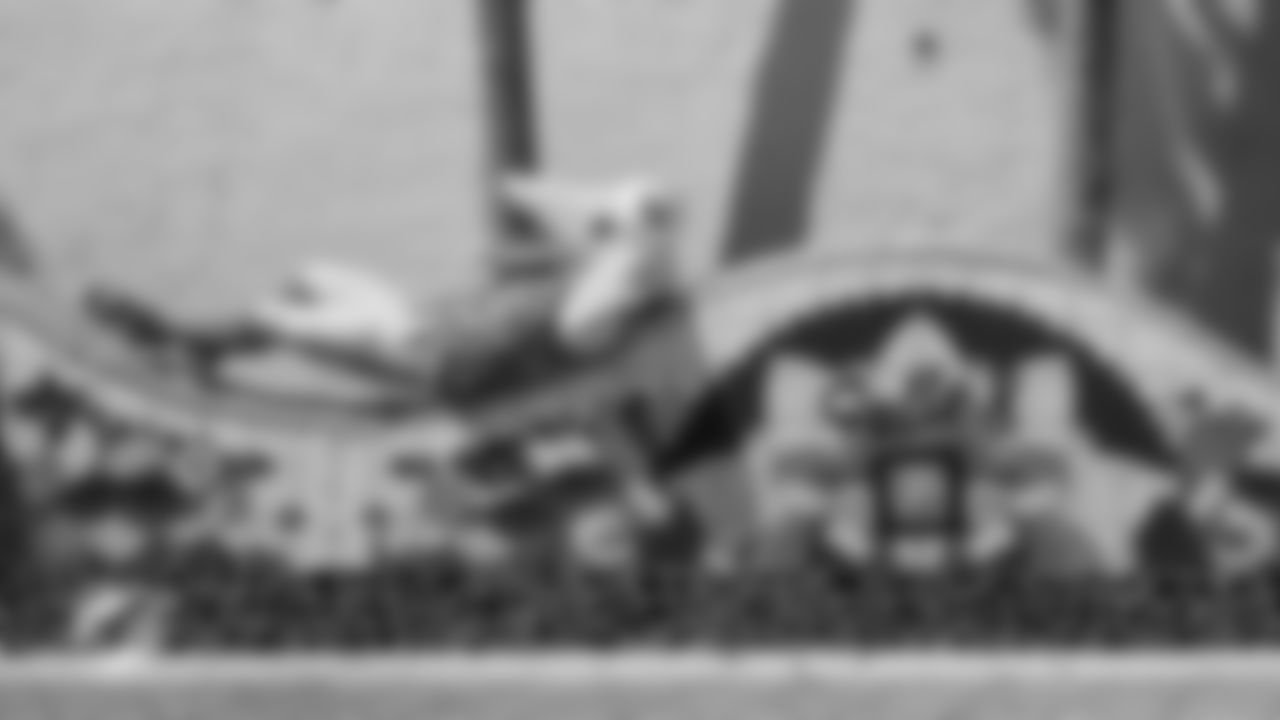 TD lays back on the iconic Calle 8 wall art.