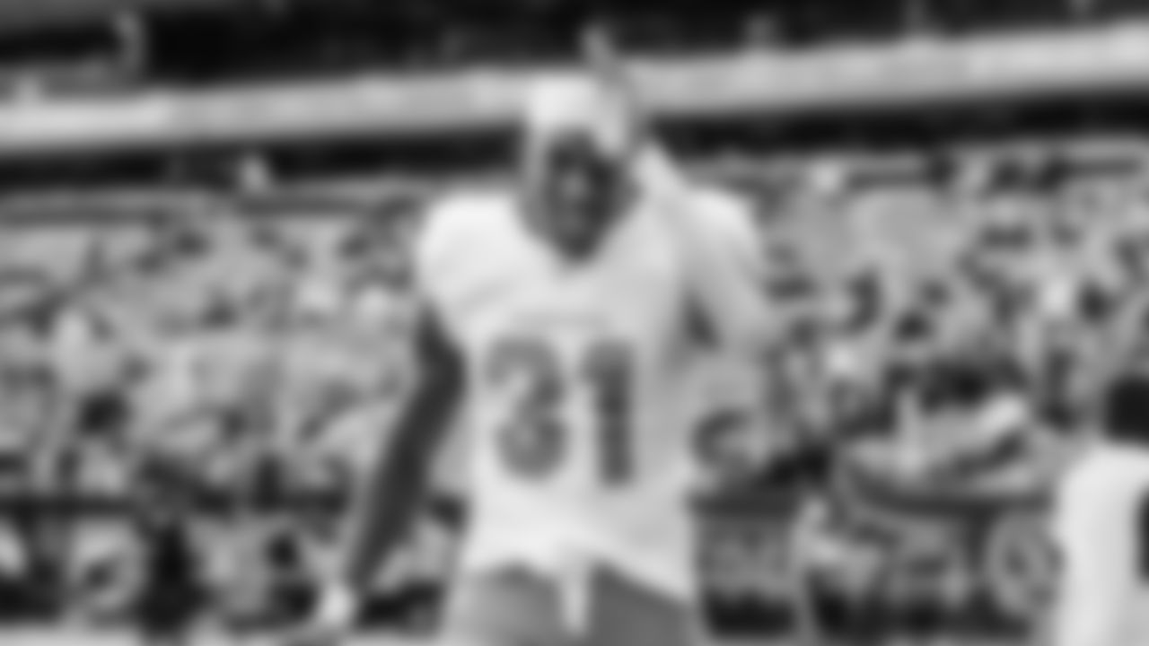 Miami Dolphins running back Ollie Gordon II (31) warms up before an NFL football game against the New York Jets on Sunday, Dec. 7, 2025 in East Rutherford, NJ. (Raul Maristany/Miami Dolphins via AP)