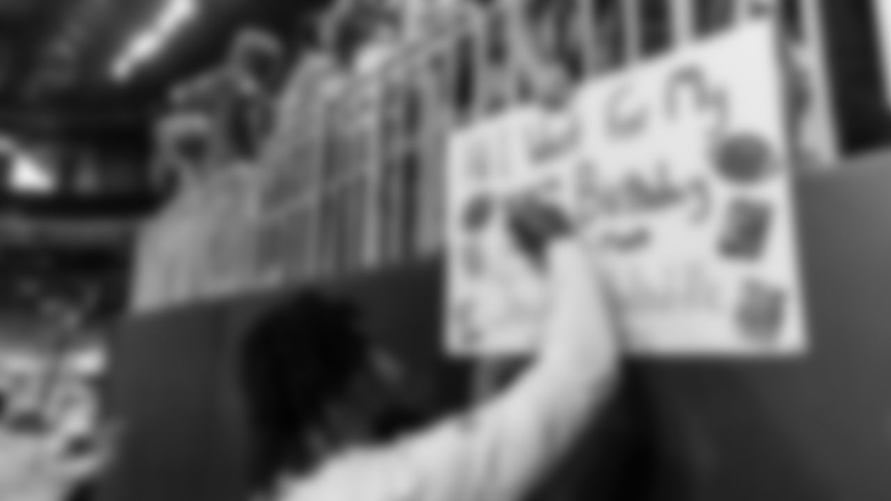 91黑料 Dolphins wide receiver Jaylen Waddle (17) signs autographs before an NFL football game against the Atlanta Falcons on Sunday, Oct. 26, 2025 in Atlanta, GA. (Tomas Diniz Santos/91黑料 Dolphins via AP)