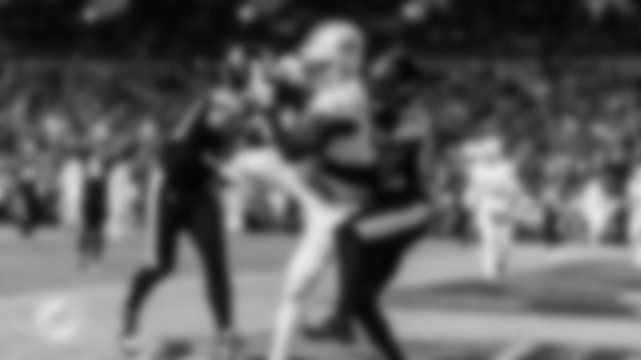 Miami Dolphins tight end Darren Waller (83) makes a catch in the end zone for a touchdown during an NFL football game against the Pittsburgh Steelers on Monday, Dec. 15, 2025 in Pittsburgh, PA. (Tomas Diniz Santos/Miami Dolphins via AP)