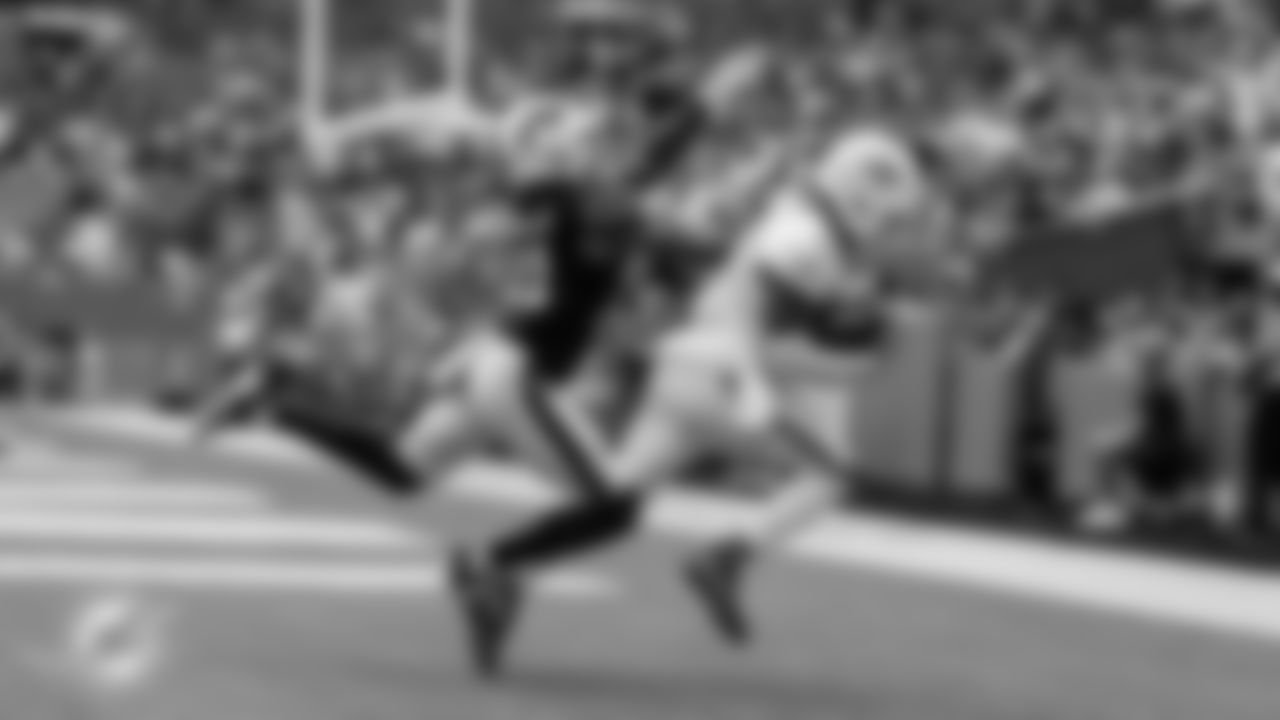 Miami Dolphins wide receiver Jaylen Waddle (17) makes a catch in the end zone for a touchdown during an NFL football game against the Buffalo Bills on Sunday, Nov. 9, 2025 in Miami Gardens, Fla. (Tomas Diniz Santos/Miami Dolphins via AP)