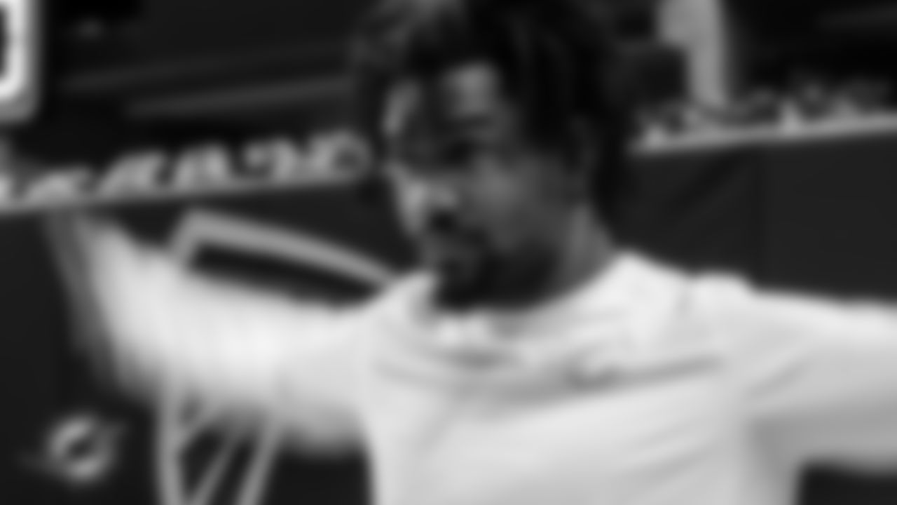 Miami Dolphins wide receiver Jaylen Waddle (17) warms up before an NFL football game against the Atlanta Falcons on Sunday, Oct. 26, 2025 in Atlanta, GA. (Tomas Diniz Santos/Miami Dolphins via AP)