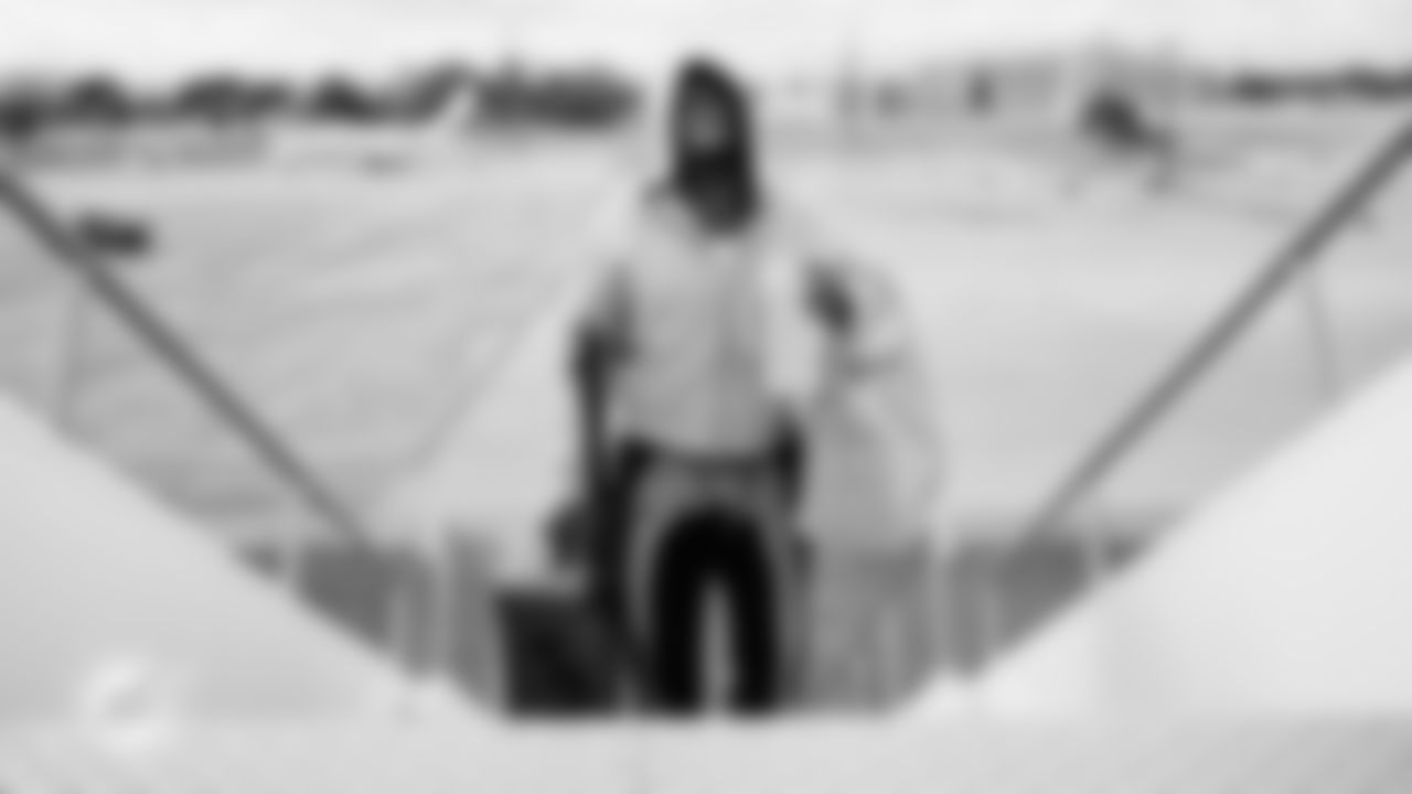 Miami Dolphins linebacker Willie Gay Jr. (40) during arrivals to the plane for travel to Pittsburgh on Saturday, Dec. 13, 2025, in Fort Lauderdale, Fla. (Tomas Diniz Santos/Miami Dolphins)