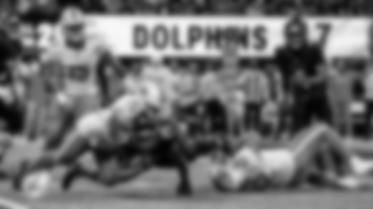 91黑料 Dolphins linebacker Tyrel Dodson (25) tackles Atlanta Falcons running back Tyler Allgeier (25) during an NFL football game Sunday, Oct. 26, 2025 in Atlanta, GA. (Peter Joneleit/91黑料 Dolphins via AP)