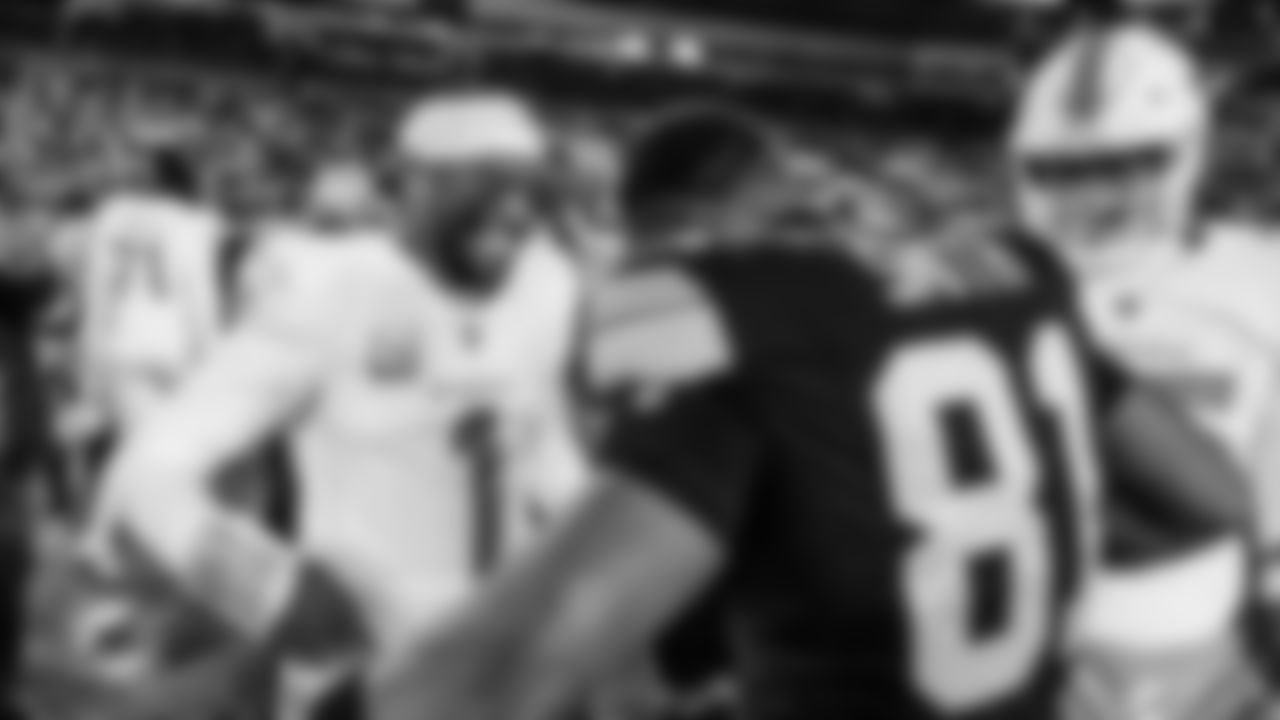 Miami Dolphins quarterback Tua Tagovailoa (1) greets former teammate Jonnu Smith (81) after an NFL football game against the Pittsburgh Steelers on Monday, Dec. 15, 2025 in Pittsburgh, PA. (Tomas Diniz Santos/Miami Dolphins via AP)