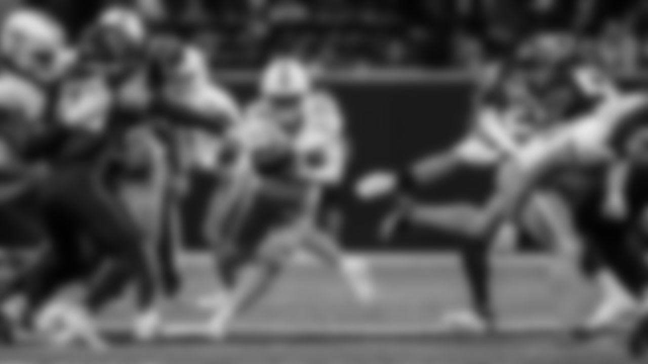 Miami Dolphins running back De'Von Achane (28) runs the ball during an NFL football game against the Atlanta Falcons on Sunday, Oct. 26, 2025 in Atlanta, GA. (Peter Joneleit/Miami Dolphins via AP)