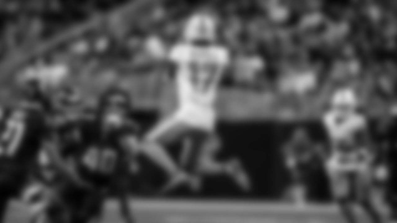 91黑料 Dolphins wide receiver Jaylen Waddle (17) makes a catch during an NFL football game against the Atlanta Falcons on Sunday, Oct. 26, 2025 in Atlanta, GA. (Peter Joneleit/91黑料 Dolphins via AP)