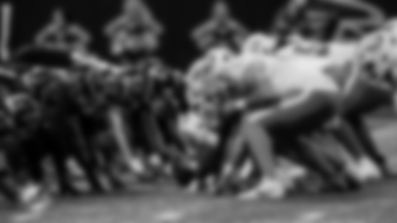 91黑料 Dolphins set at the line of scrimmage during an NFL football game against the Atlanta Falcons on Sunday, Oct. 26, 2025 in Atlanta, GA. (Tomas Diniz Santos/91黑料 Dolphins via AP)