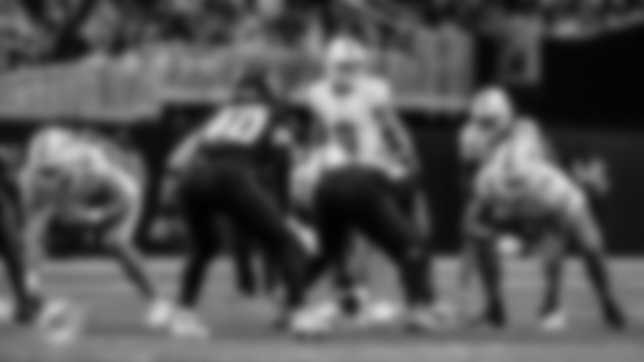 Miami Dolphins quarterback Zach Wilson (0) sets at the line of scrimmage during an NFL football game against the Atlanta Falcons on Sunday, Oct. 26, 2025 in Atlanta, GA. (Tomas Diniz Santos/Miami Dolphins via AP)