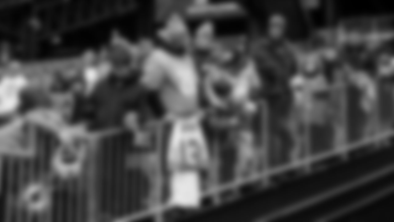 Miami Dolphins fans wait for autographs before an NFL football game against the New England Patriots on Sunday, Jan. 4, 2026 in Foxborough, MA. (Ryan Lee/Miami Dolphins via AP)