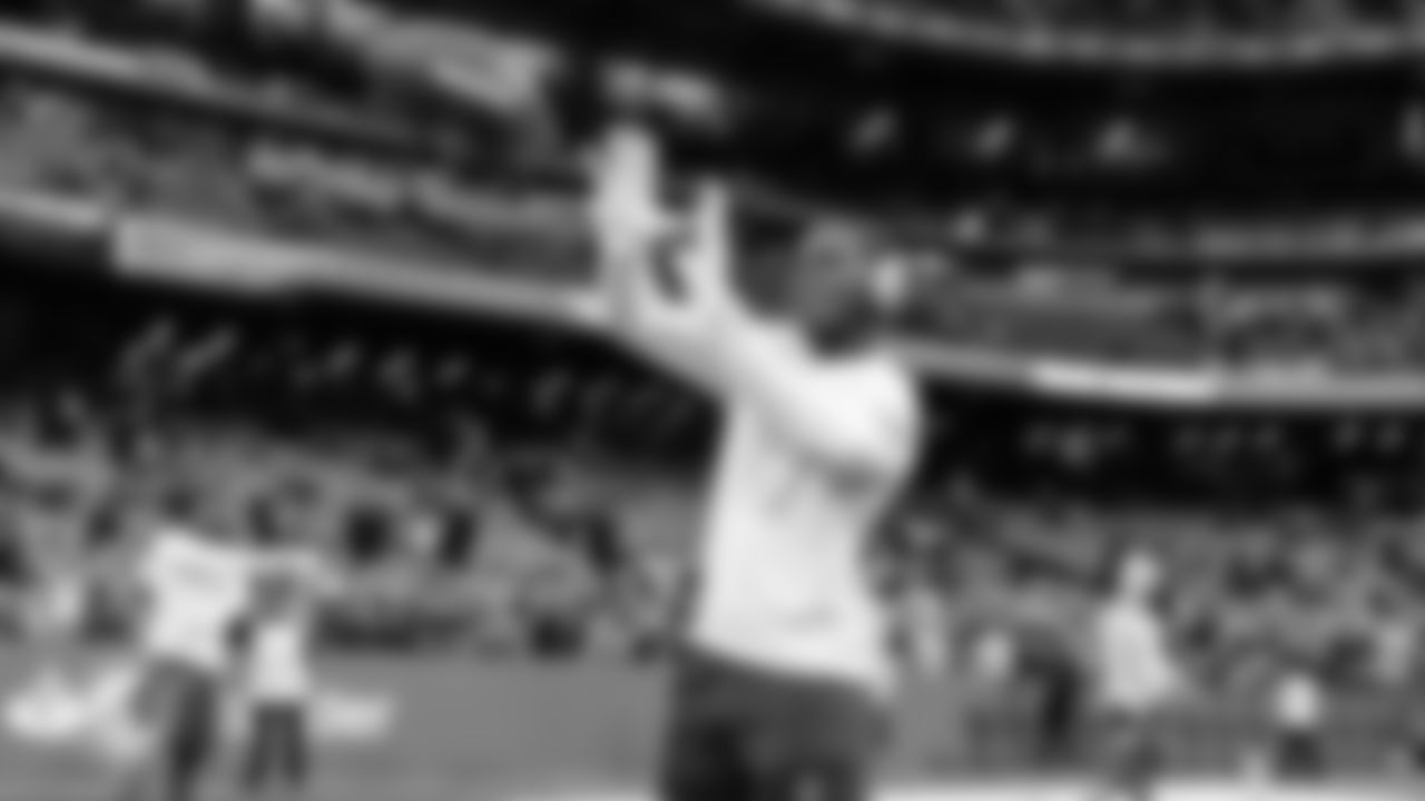 Miami Dolphins running back De'Von Achane (28) warms up before an NFL football game against the Washington Commanders on Sunday, Nov. 16, 2025 in Madrid. (Tomas Diniz Santos/Miami Dolphins via AP)