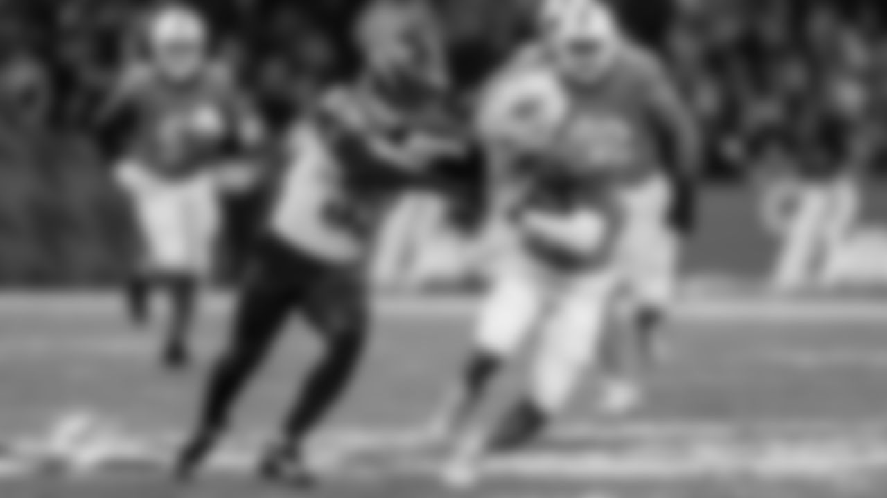 Miami Dolphins wide receiver Jaylen Waddle (17) runs the ball during an NFL football game against the Washington Commanders on Sunday, Nov. 16, 2025 in Madrid. (Tomas Diniz Santos/Miami Dolphins via AP)