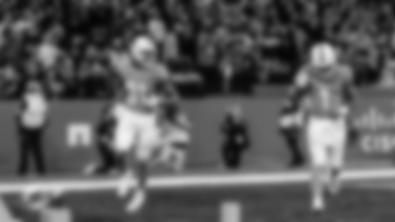 Miami Dolphins running back Ollie Gordon II (31) celebrates after scoring a touchdown during an NFL football game against the Washington Commanders on Sunday, Nov. 16, 2025 in Madrid. (Tomas Diniz Santos/Miami Dolphins via AP)