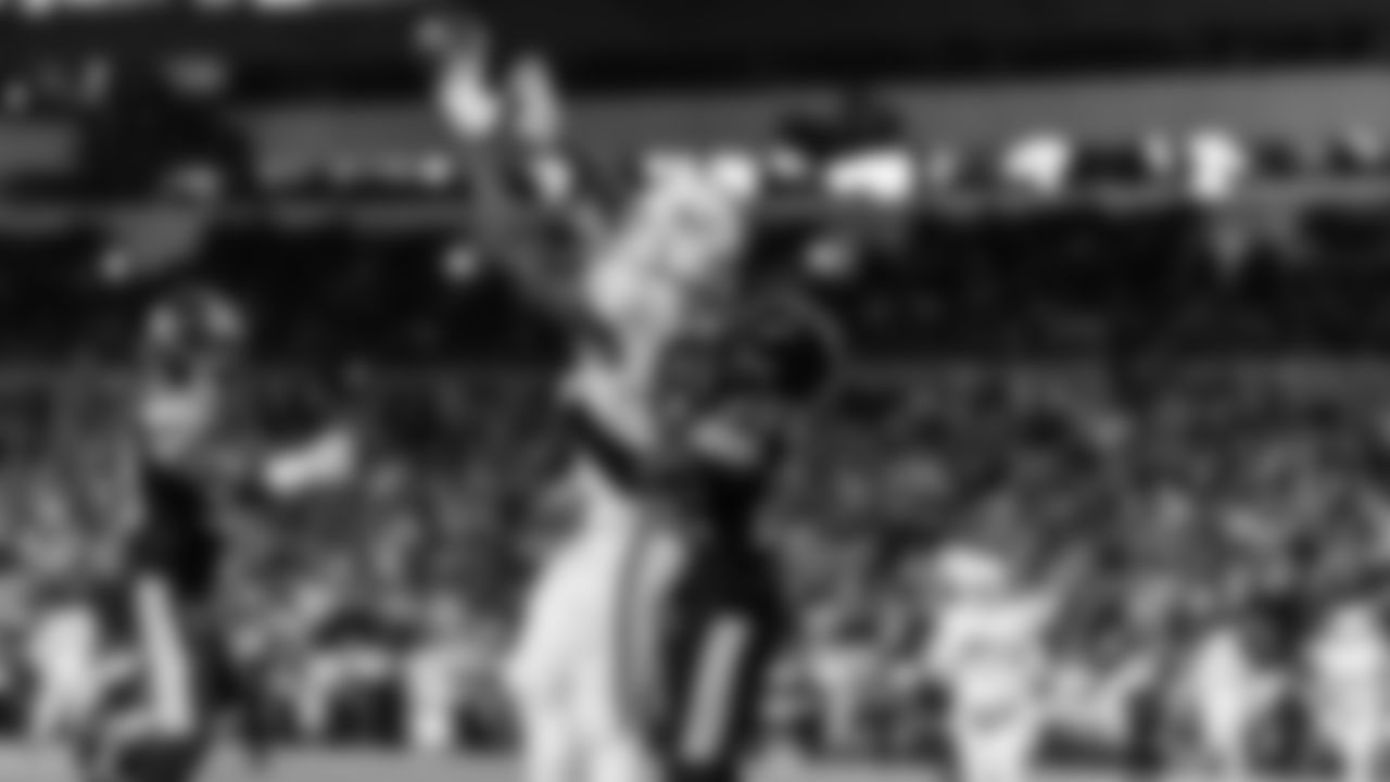 Miami Dolphins tight end Darren Waller (83) makes a catch in the end zone for a touchdown during an NFL football game against the Pittsburgh Steelers on Monday, Dec. 15, 2025 in Pittsburgh, PA. (Tomas Diniz Santos/Miami Dolphins via AP)