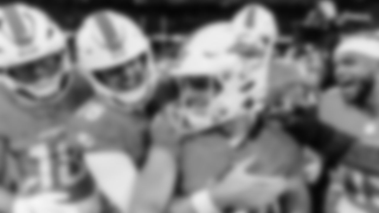 Miami Dolphins celebrate Miami Dolphins kicker Riley Patterson (47) making the game-winning kick after an NFL football game against the Washington Commanders on Sunday, Nov. 16, 2025 in Madrid. (Tomas Diniz Santos/Miami Dolphins via AP)