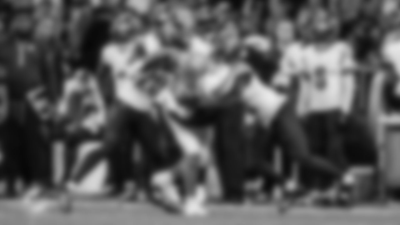 Miami Dolphins tight end Julian Hill (89) runs the ball during an NFL football game against the Washington Commanders on Sunday, Nov. 16, 2025 in Madrid. (Tomas Diniz Santos/Miami Dolphins via AP)