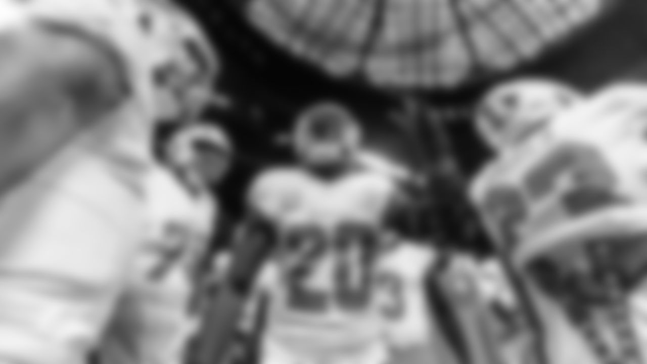 Miami Dolphins linebacker Jordyn Brooks (20) leads the huddles before an NFL football game against the Atlanta Falcons on Sunday, Oct. 26, 2025 in Atlanta, GA. (Tomas Diniz Santos/Miami Dolphins via AP)