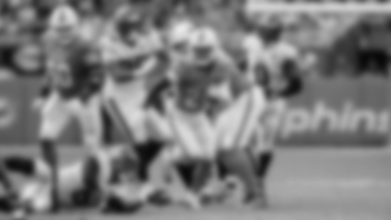 Miami Dolphins running back De'Von Achane (28) runs the ball during an NFL football game against the Tampa Bay Buccaneers on Sunday, Dec. 28, 2025 in Miami Gardens, FL. (Tomas Diniz Santos/Miami Dolphins via AP)