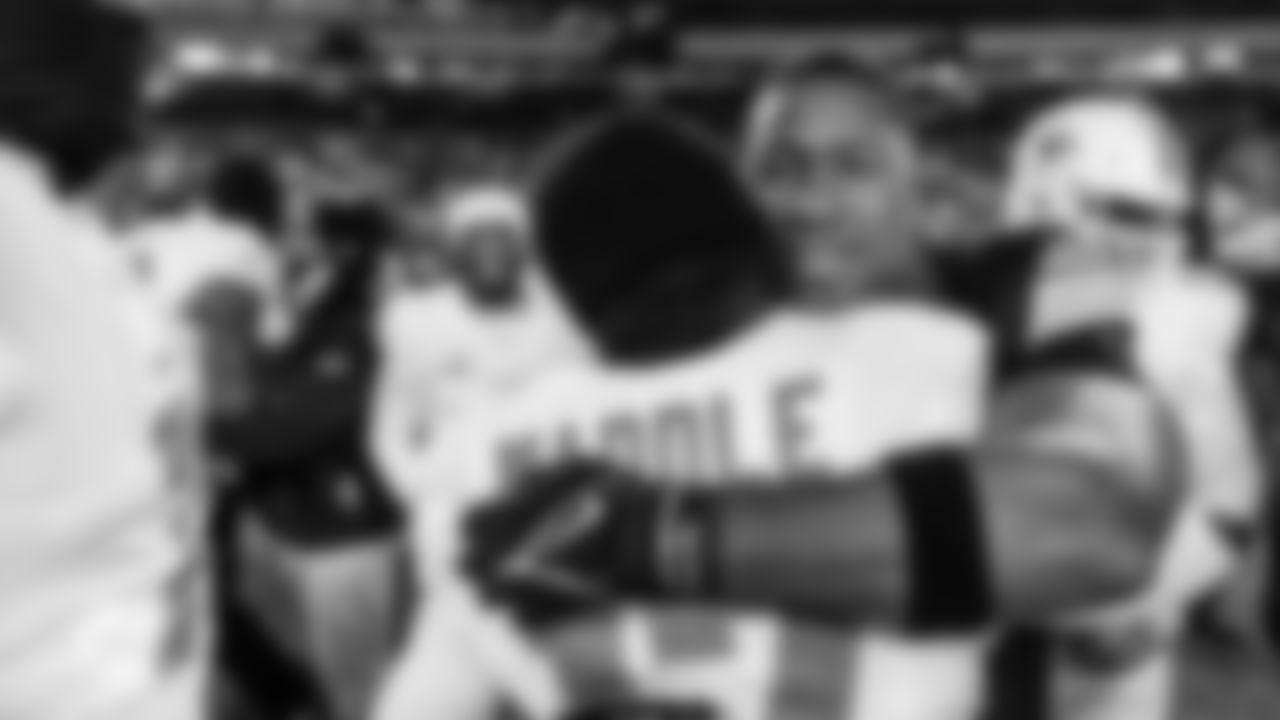 Miami Dolphins wide receiver Jaylen Waddle (17) greets former teammate Jonnu Smith (81) after an NFL football game against the Pittsburgh Steelers on Monday, Dec. 15, 2025 in Pittsburgh, PA. (Tomas Diniz Santos/Miami Dolphins via AP)