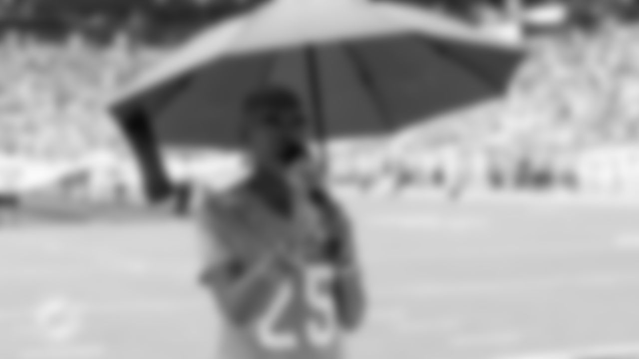 Laurana Strachan sings the National Anthem before an NFL football game against the New Orleans Saints on Sunday, Nov. 30, 2025 in Miami Gardens, FL. (Lauren Sopourn/Miami Dolphins via AP)