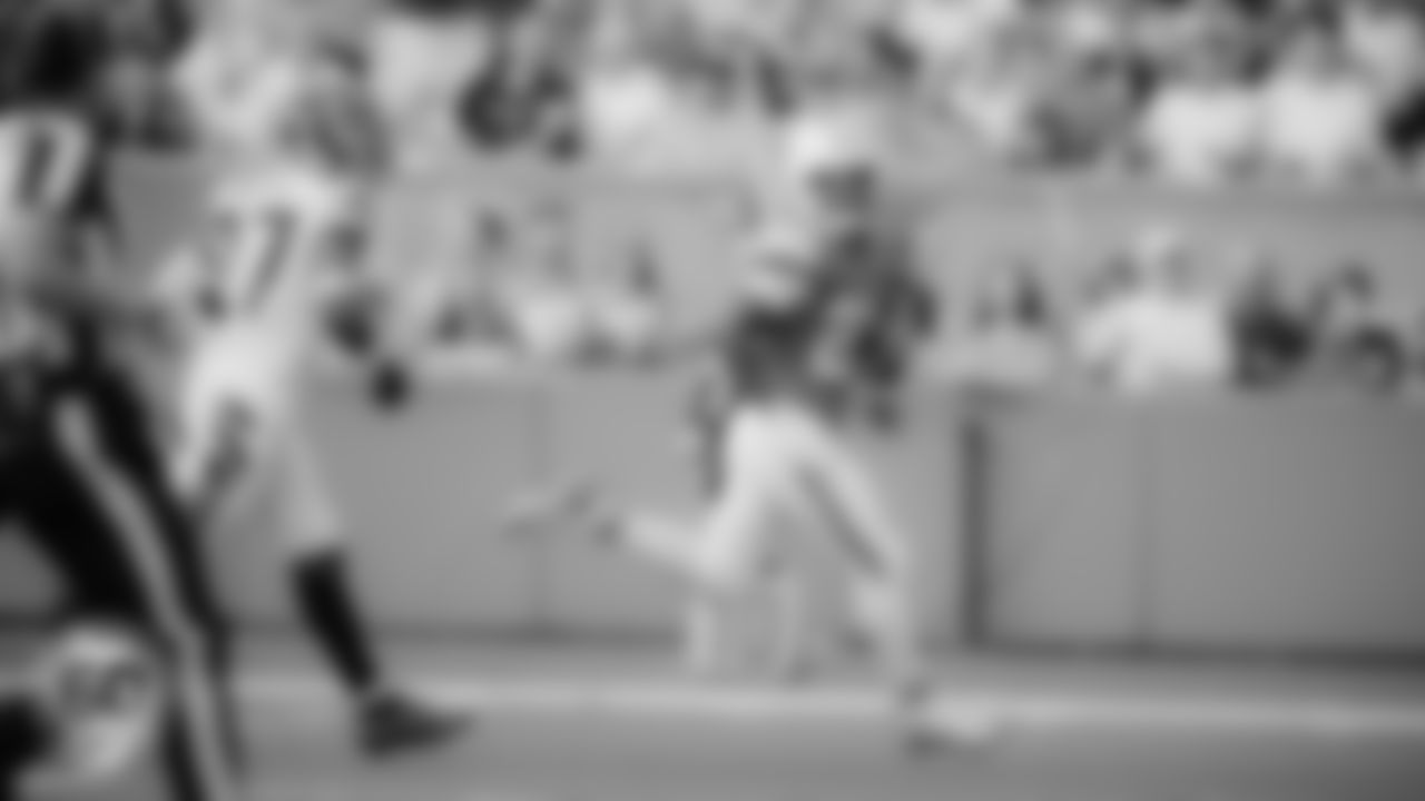 Miami Dolphins running back De'Von Achane (28) runs the ball into the end zone for a touchdown during an NFL football game against the Cincinnati Bengals on Sunday, Dec. 21, 2025 in Miami Gardens, FL. (Raul Maristany/Miami Dolphins via AP)