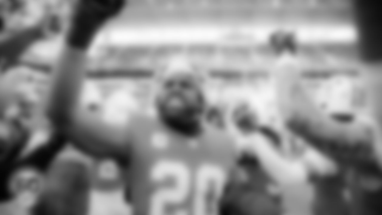 Miami Dolphins linebacker Jordyn Brooks (20) leads the huddle before an NFL football game against the Cincinnati Bengals on Sunday, Dec. 21, 2025 in Miami Gardens, FL. (Tomas Diniz Santos/Miami Dolphins via AP)