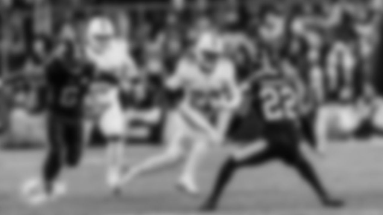 Miami Dolphins running back De'Von Achane (28) runs the ball during an NFL football game against the Pittsburgh Steelers on Monday, Dec. 15, 2025 in Pittsburgh, PA. (Raul Maristany/Miami Dolphins via AP)