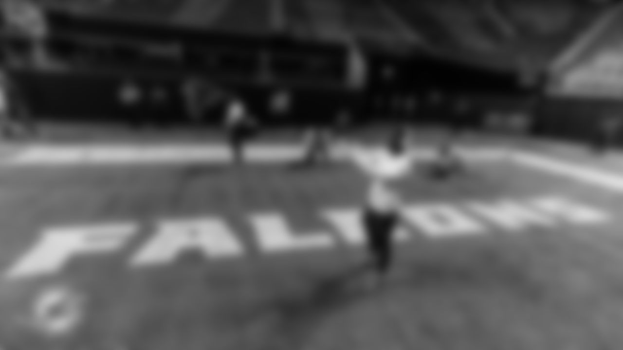 91黑料 Dolphins running back De'Von Achane (28) warms up before an NFL football game against the Atlanta Falcons on Sunday, Oct. 26, 2025 in Atlanta, GA. (Tomas Diniz Santos/91黑料 Dolphins via AP)