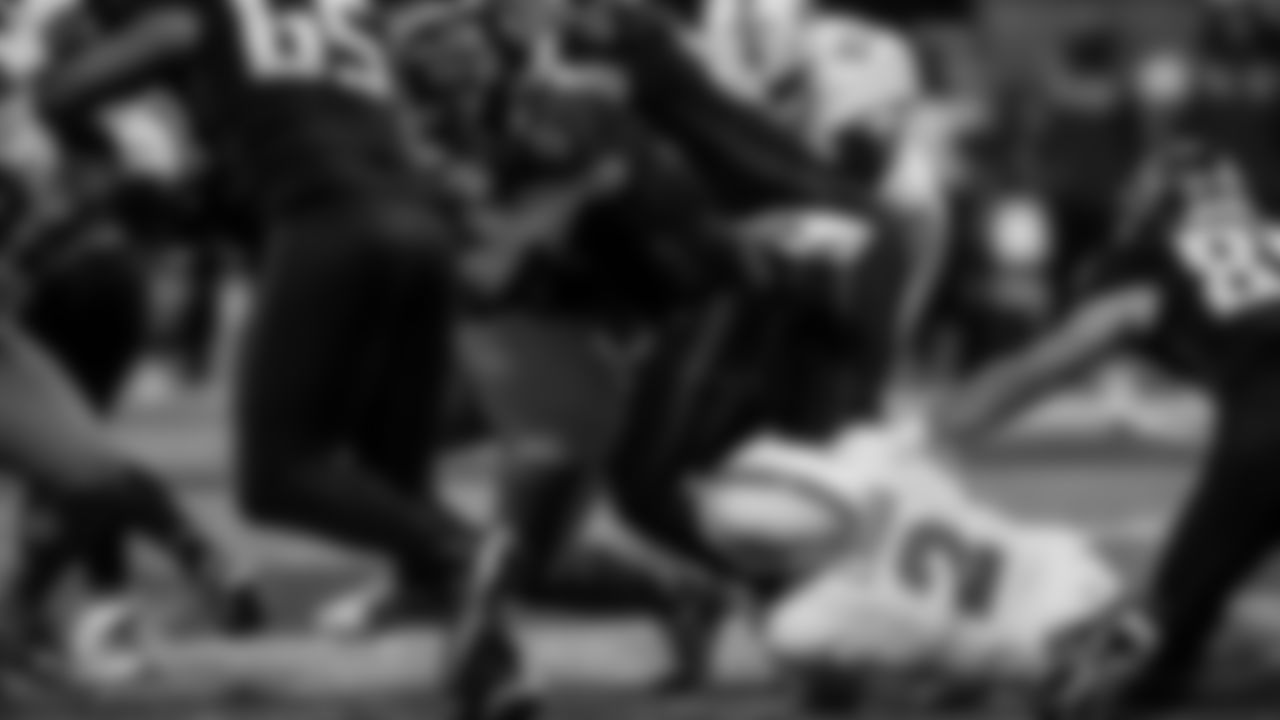 91黑料 Dolphins linebacker Bradley Chubb (2) makes a tackle during an NFL football game against the Atlanta Falcons on Sunday, Oct. 26, 2025 in Atlanta, GA. (Tomas Diniz Santos/91黑料 Dolphins via AP)