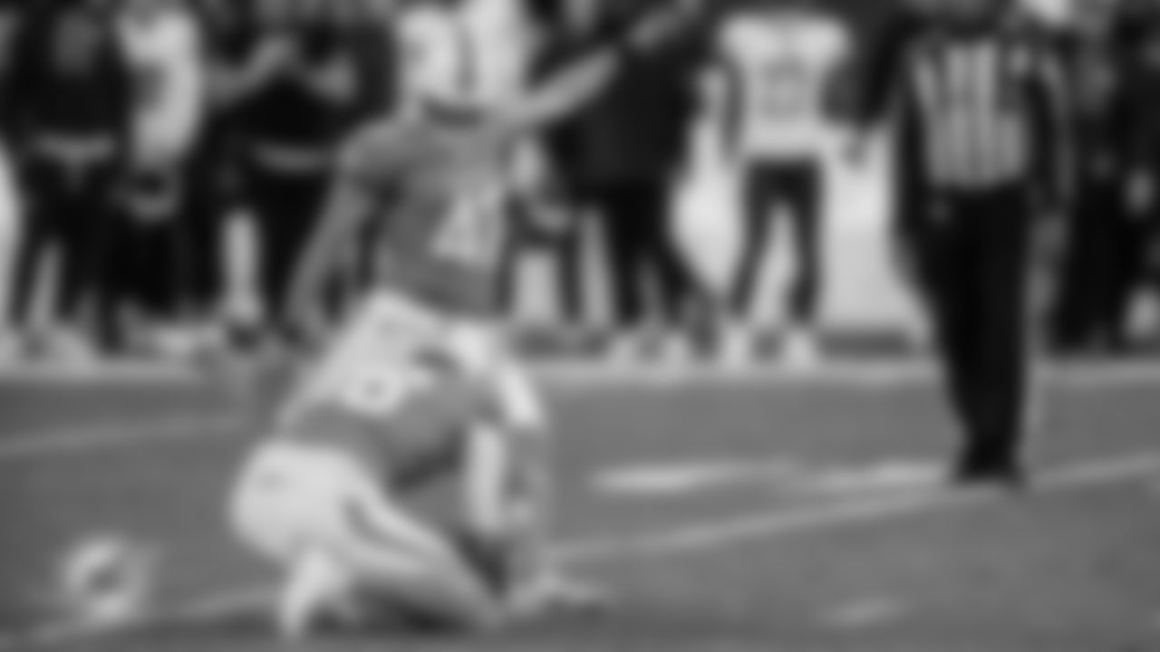 Miami Dolphins punter Jake Bailey (16) holds the ball for kicker Riley Patterson (47) during an NFL football game against the Washington Commanders on Sunday, Nov. 16, 2025 in Madrid. (Tomas Diniz Santos/Miami Dolphins via AP)