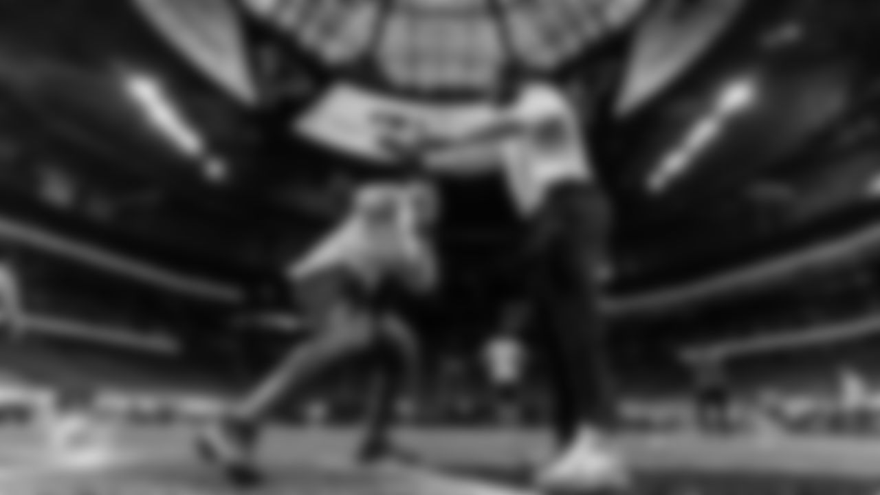 91黑料 Dolphins linebackers Chop Robinson (44) and Bradley Chubb (2) warm up before an NFL football game against the Atlanta Falcons on Sunday, Oct. 26, 2025 in Atlanta, GA. (Tomas Diniz Santos/91黑料 Dolphins via AP)