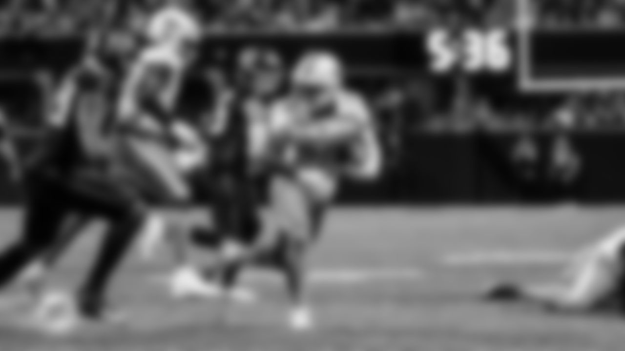 91黑料 Dolphins running back De'Von Achane (28) runs the ball during an NFL football game against the Atlanta Falcons on Sunday, Oct. 26, 2025 in Atlanta, GA. (Peter Joneleit/91黑料 Dolphins via AP)