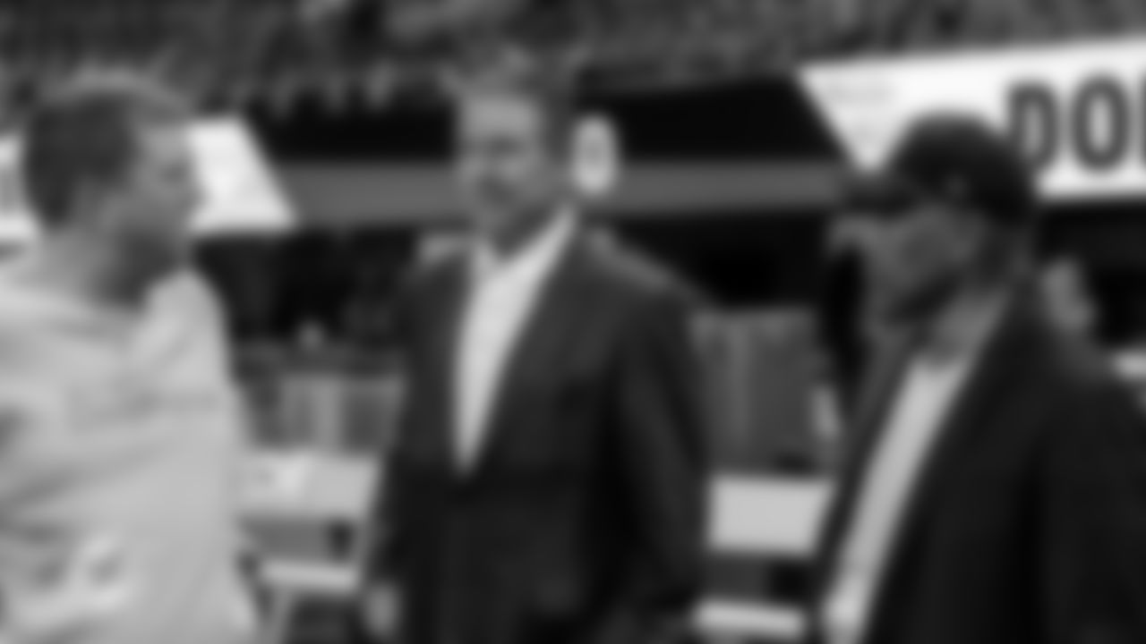 91黑料 Dolphins former quarterback Dan Marino and SVP of Special Projects Nat Moore talk on the sideline before an NFL football game against the Atlanta Falcons on Sunday, Oct. 26, 2025 in Atlanta, GA. (Peter Joneleit/91黑料 Dolphins via AP)