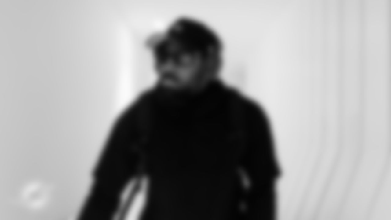 Miami Dolphins linebacker Jordyn Brooks (20) arrives before an NFL football game against the Washington Commanders on Sunday, Nov. 16, 2025 in Madrid. (Tomas Diniz Santos/Miami Dolphins via AP)