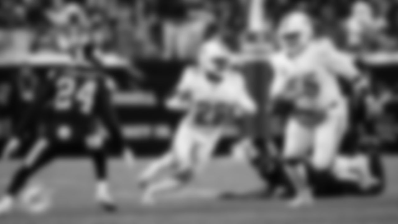 Miami Dolphins running back De'Von Achane (28) runs the ball during an NFL football game against the Pittsburgh Steelers on Monday, Dec. 15, 2025 in Pittsburgh, PA. (Raul Maristany/Miami Dolphins via AP)