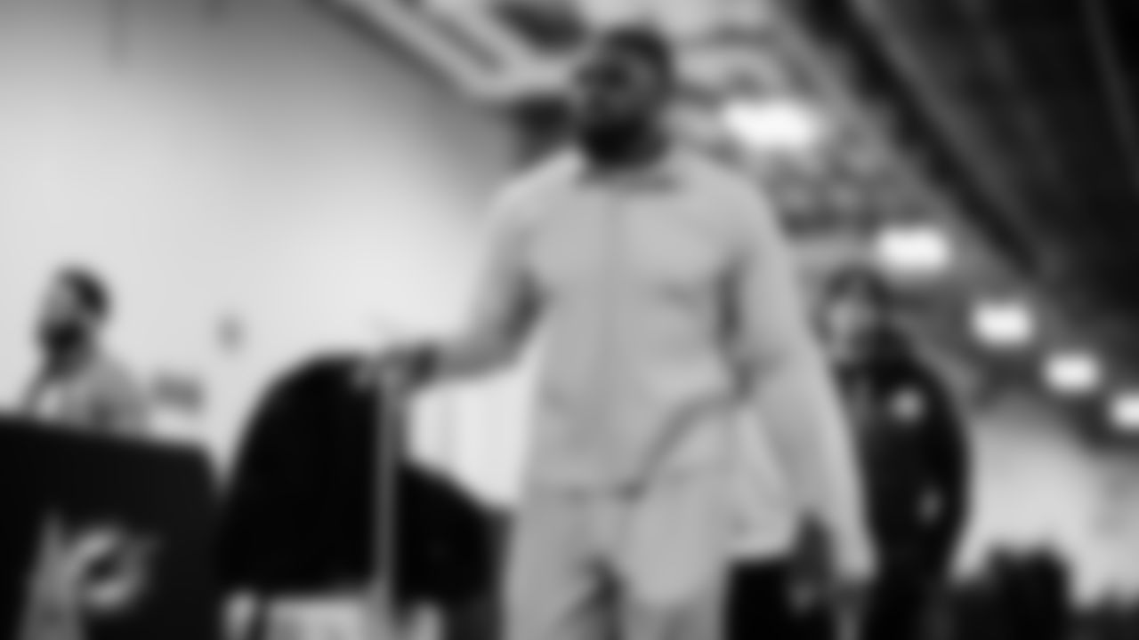 Miami Dolphins linebacker Jordyn Brooks (20) arrives before an NFL football game against the Pittsburgh Steelers on Monday, Dec. 15, 2025 in Pittsburgh, PA. (Tomas Diniz Santos/Miami Dolphins via AP)