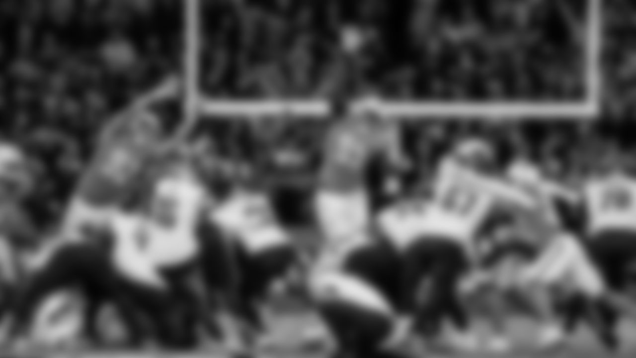 The Washington Commanders miss a kick during an NFL football game against the Miami Dolphins on Sunday, Nov. 16, 2025 in Madrid. (Tomas Diniz Santos/Miami Dolphins via AP)