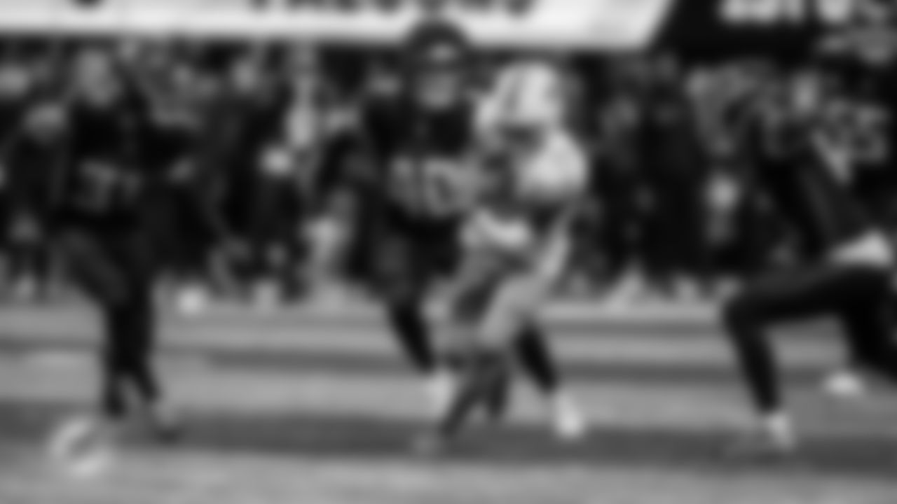 91黑料 Dolphins wide receiver Jaylen Waddle (17) runs the ball during an NFL football game against the Atlanta Falcons on Sunday, Oct. 26, 2025 in Atlanta, GA. (Peter Joneleit/91黑料 Dolphins via AP)