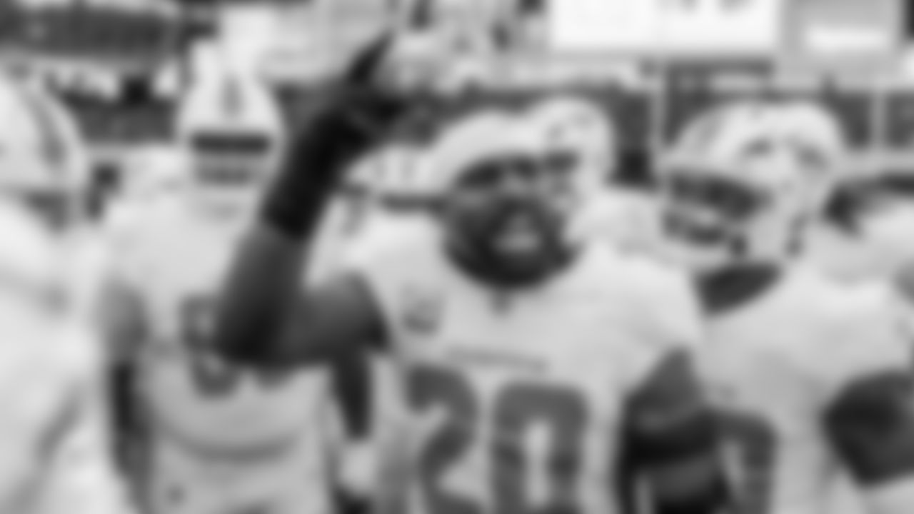 Miami Dolphins linebacker Jordyn Brooks (20) leads the huddle before an NFL football game against the New England Patriots on Sunday, Jan. 4, 2026 in Foxborough, MA. (Tomas Diniz Santos/Miami Dolphins via AP)