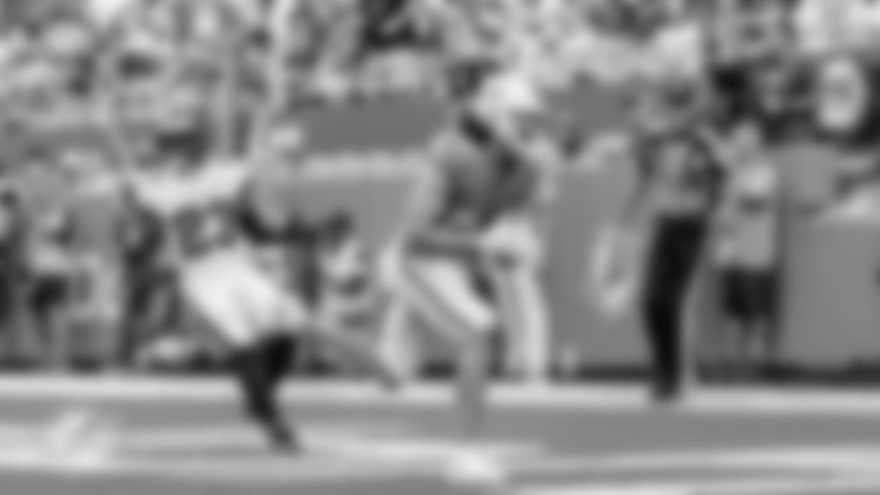 Miami Dolphins tight end Greg Dulcich (85) makes a catch in the end zone for a touchdown during an NFL football game against the Tampa Bay Buccaneers on Sunday, Dec. 28, 2025 in Miami Gardens, FL. (Jose Pineiro/Miami Dolphins via AP)