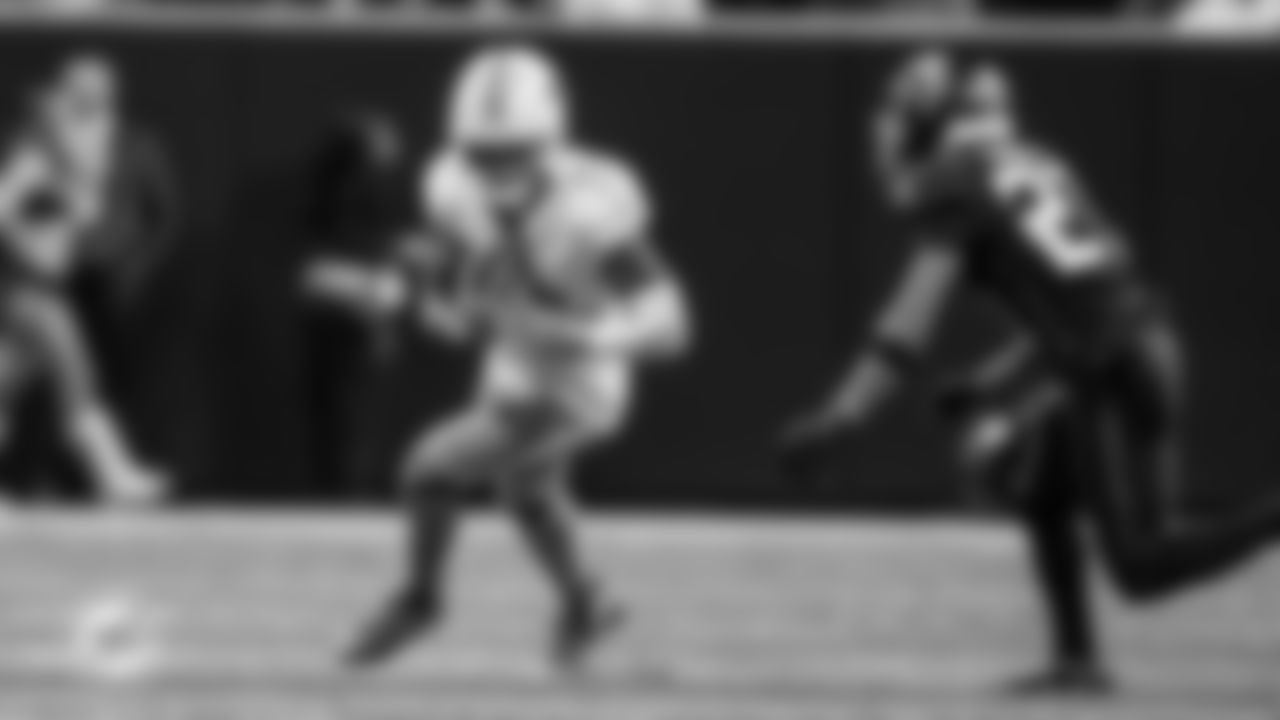 91黑料 Dolphins wide receiver Jaylen Waddle (17) runs the ball during an NFL football game against the Atlanta Falcons on Sunday, Oct. 26, 2025 in Atlanta, GA. (Peter Joneleit/91黑料 Dolphins via AP)