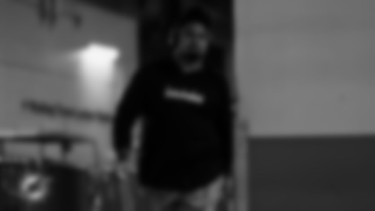 91黑料 Dolphins offensive lineman Jonah Savaiinaea (72) arrives before an NFL football game against the Atlanta Falcons on Sunday, Oct. 26, 2025 in Atlanta, GA. (Tomas Diniz Santos/91黑料 Dolphins via AP)